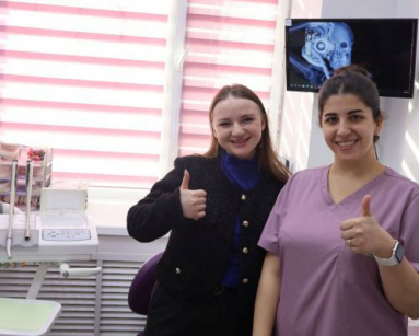 Наша довольная пациентка Виктория после снятия брекетов