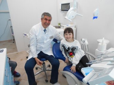 Наша любимая пациентка Даша, довольная своим ортодонтическим аппаратом